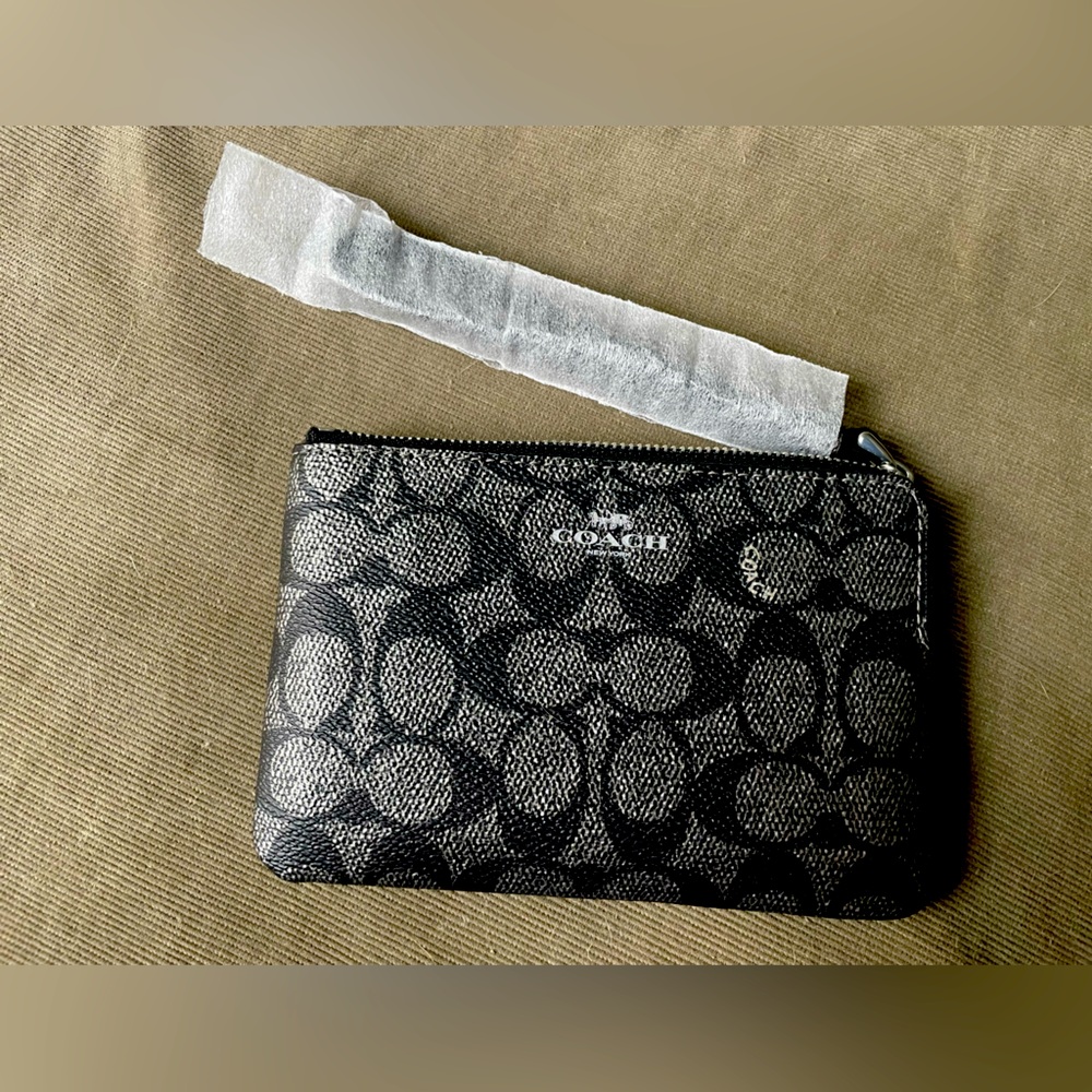 NWT! 🩶COACH Corner Zip Wristlet Wallet in Signature Canvas - never used